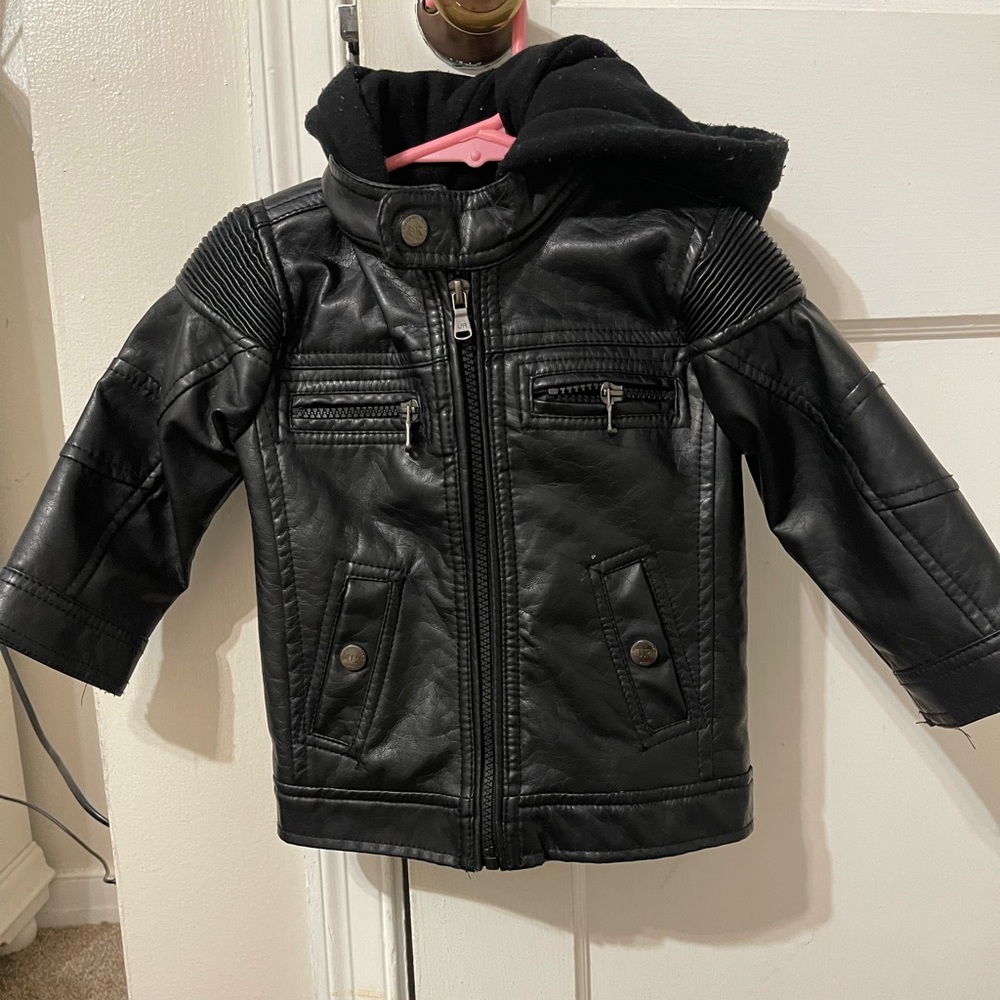 Selling 24 months leather jacket for toddler boy used but in great conditions!